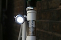Cyklistická pumpa a svetlo v jednom